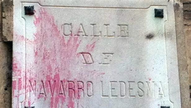 Lápida colocada en noviembre de1906 con los efectos de una moderna agresión «pictórica»