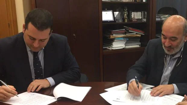 El alcalde bilbilitano y el responsable de la consultora Vectio, durante la firma del contrato