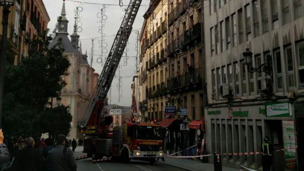 Un camión de Bomberos, esta mañana, en la Calle Mayor de Madrid