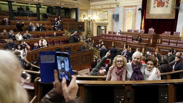 Decenas de ciudanos se fotografían en el hemiciclo del Congreso de los Diputados durante las vigésimas jornadas de Puertas Abiertas de la Cámara