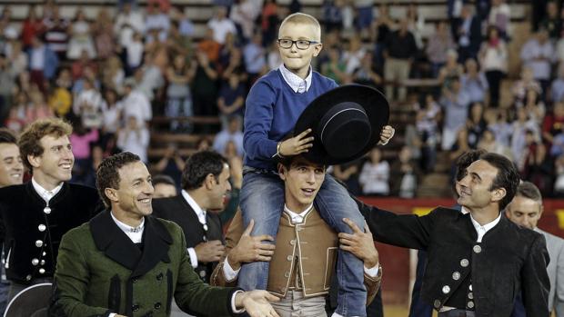 Dos detenidos por desear la muerte de Adrián, el niño enfermo de cáncer que quiere ser torero