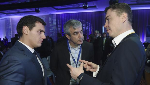 Albert Rivera y Luis Garicano, ayer, con el primer ministro estonio, Taavi Roivas