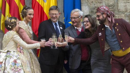 Autoridades institucionales y festeras bridan con cava durante el acto