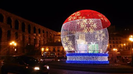 Una bola de grandes dimensiones luce en la Plaza de la Artillería, en Segovia