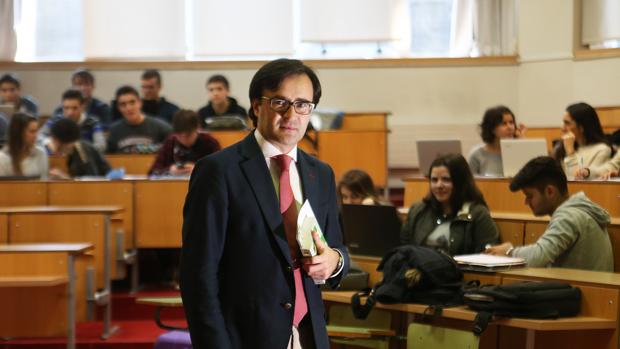 El catedrático José Julio Fernández durante una de sus clases en la universidad compostelana