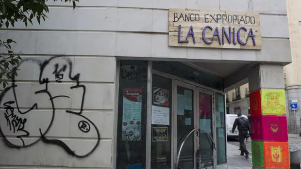 El autodenominado Banco Expropiado La Canica, ayer, en la calle Huerta del Bayo, 2