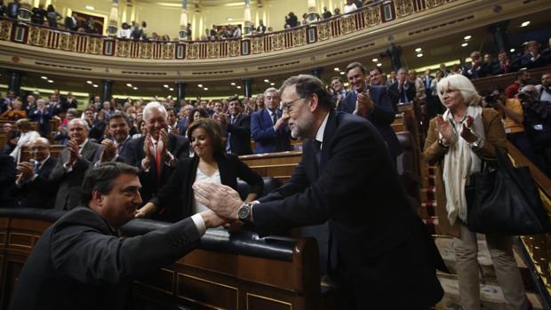 Aitor Esteban (PNV) felicita a Mariano Rajoy tras su investidura a finales de octubre