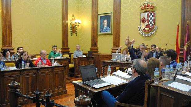 Un momento de la sesión plenaria de este lunes en el Ayuntamiento de Valdepeñas