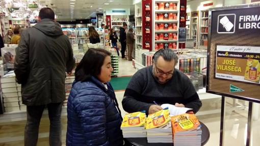 José Vilaseca firma uno de sus libros, este martes en El Corte Inglés