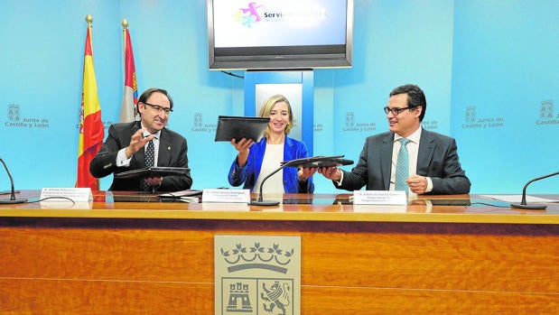 Alfonso Polanco, Alicia García y Julián de Benito, ayer durante la firma del convenio