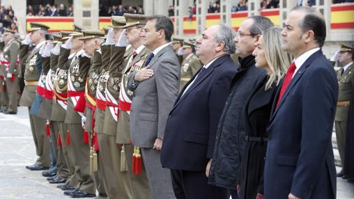Autoridades civiles y militares escuchan el himno de España. Agustín Conde, con la mano sobre el corazón