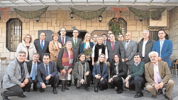 La presidenta de la gestora popular, Cristina Cifuentes, con alcaldes y portavoces del PP en municipios del este de la región