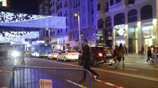 Los peatones, cruzando por la Gran Vía durante los días de corte al tráfico privado