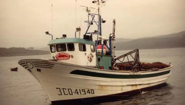 Fotografía del pesquero hundido en Malpica facilitada por Salvamento Marítimo