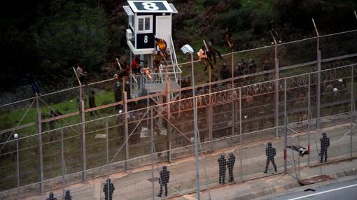 Inmigrantes encaramados en la valla de Ceuta