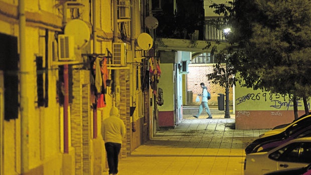 Aspecto de una de las calles de este barrio de Villaverde al anochecer