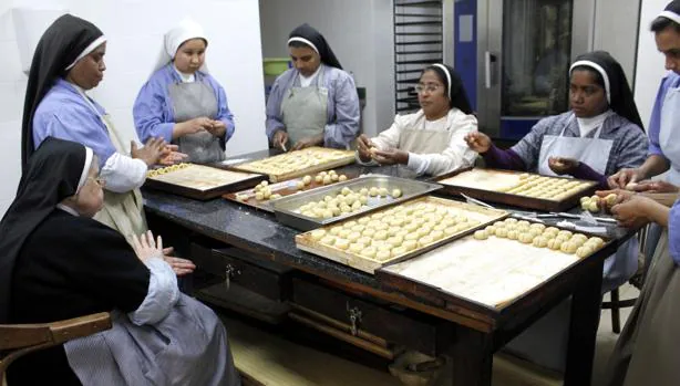 Las religiosas elaboran dulces en el obrador del convento
