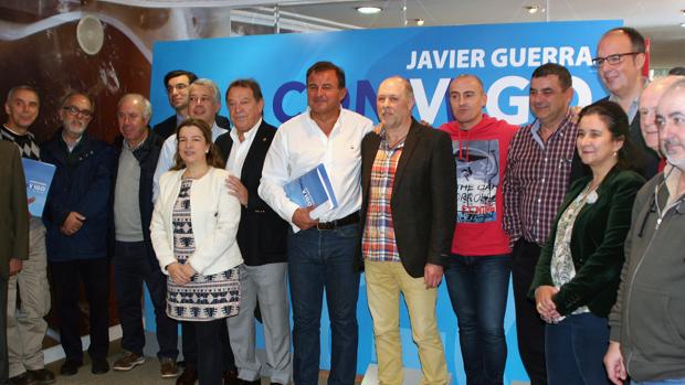 Javier Guerra, junto a un nutrido grupo de afiliados que quisieron arroparle durante el balance de la campaña