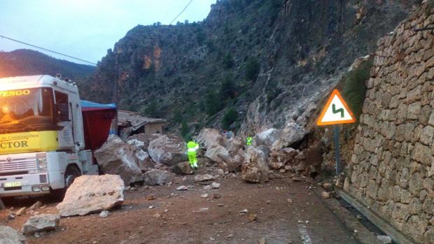 Un desprendimiento en la carretera CM-3203 obliga a cortar el tráfico en la localidad albaceteña de Ayna