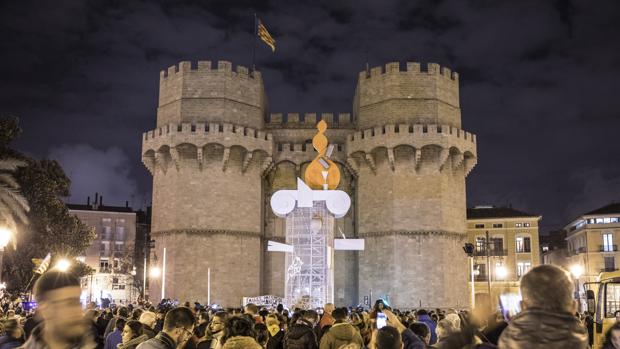 Imagen de la falla conmemorativa en las Torres de Serranos