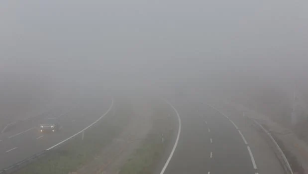 La autovía A6 a su paso por Ponferrada, afectada por la niebla