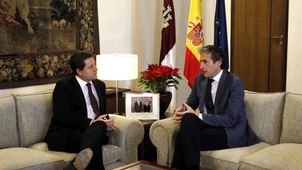 El presidente de Castilla-La Mancha y el ministro de Fomento durante la reunión en el Palacio de Fuensalida de Toledo