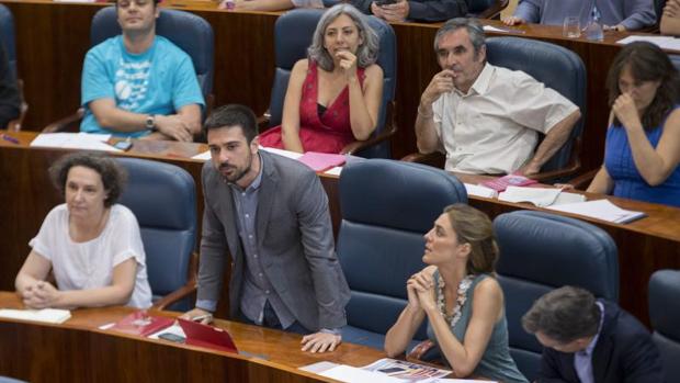 Espinar, rodeado de sus compañeros en la Asamblea de Madrid, en una imagen de archivo