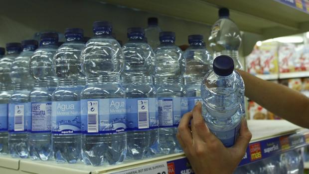 Además del precio, se valora el gusto del agua y que vayan en botellas de fácil apertura