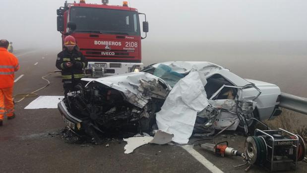 Los cadáveres tuvieron que ser rescatados por los bomberos del interior del turismo