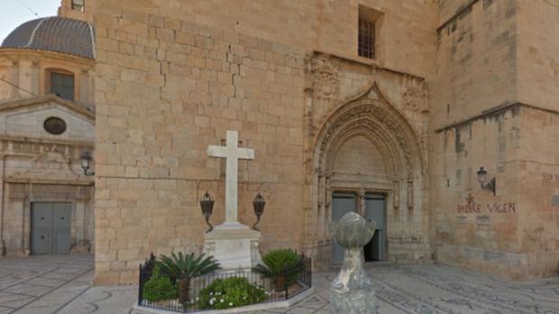 La Cruz de los Caídos de Callosa de Segura, en la foto difundida por la plataforma contra su retirada