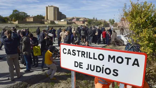 Momento en el que los operarios cambiaron el cartel del nombre del municipio burgalés Castrillo Mota de Judíos a la entrada del pueblo