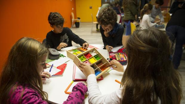 Alumnos de la Escuela Virolai de Barcelona, en plena clase de matemáticas