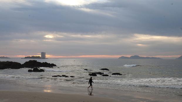 Una persona pasea por la playa de Samil en Vigo, este diciembre