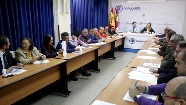 La reunión con alcaldes y concejales se ha celebrado en la sede del PP en Toledo