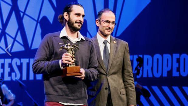 Uno de los participantes en los cursos recoge un premio