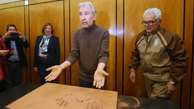 El actor José Sacristán imprime sus manos en la baldosa para la acera del Teatro Bergidum de Ponferrada