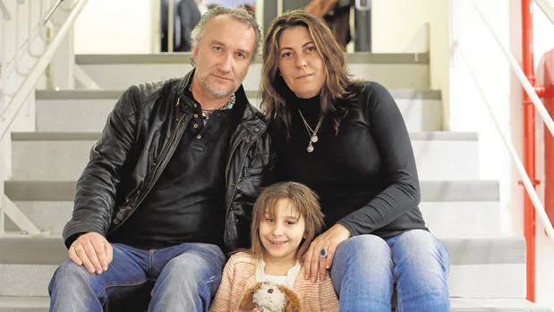 Nadia, con sus padres, hace unos años