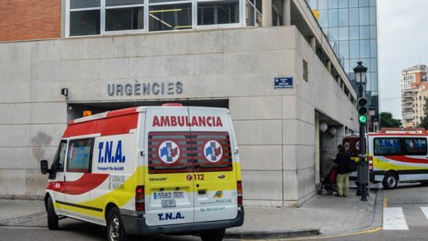 Imagen de las cajas de material apiladas en la salida de emergencia del hospital Clínico de Valencia