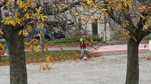 Un niño jugando en Echarri