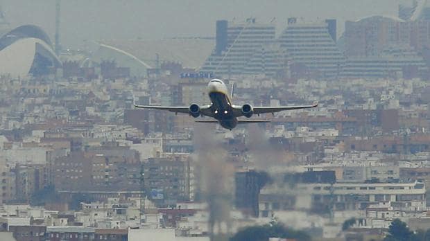 Imagen del despegue de un avión en el aeropuerto de Manises, Valencia