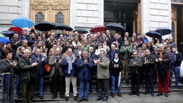 Alcaldes, concejales y diputados, este viernes, en la puerta de Diputación de Toledo