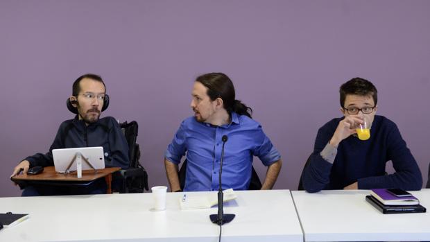 Pablo Echenique y Pablo Iglesias junto a su ahora rival Íñigo Errejón