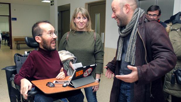 Pablo Echenique, Carmen Santos y Luís Villares, en Compostela