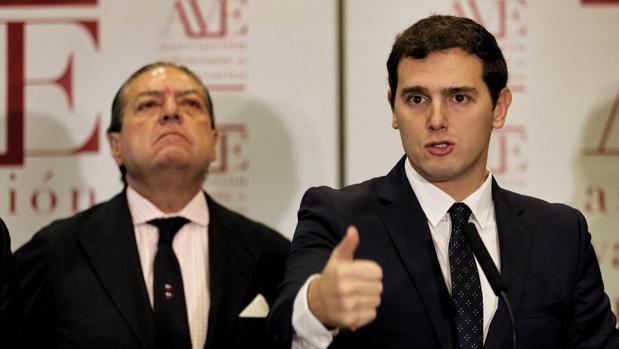 Albert Rivera pide al Gobierno catalán que se olvide de la independencia porque «divide y agota»