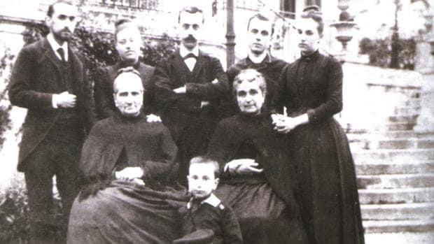 Dorotea Chopitea, en el centro con sus hijos y sus nietos