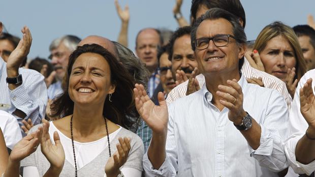 Mercè Conesa, en una imagen de archivo junto a Artur Mas