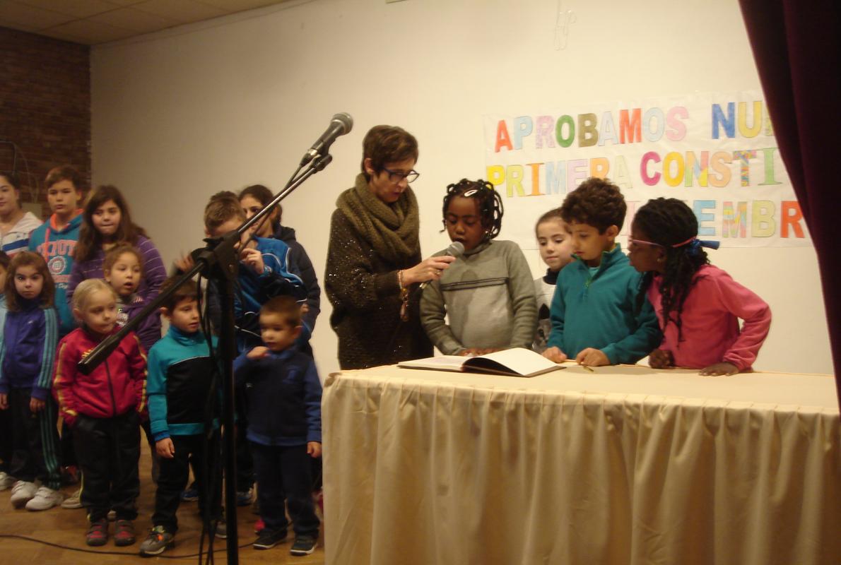 Los alumnos leen los 16 artículos del texto en un acto en salón cultural de Gerindote