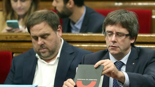 El líder de ERC, Oriol Junqueras, junto al presidente catalán, Carles Puigdemont