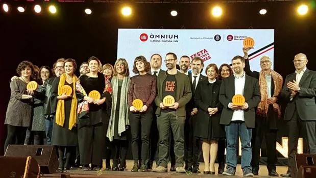Foto de familia de los galardonados en la noche de las letras catalanas