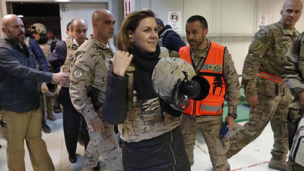 La ministra de defensa, María Dolores de Cospedal, durante su visita a las tropas españolas de misión en Irak, encuadradas en la coalición inernacional contra el terrorismo yihadista y el Dáesh